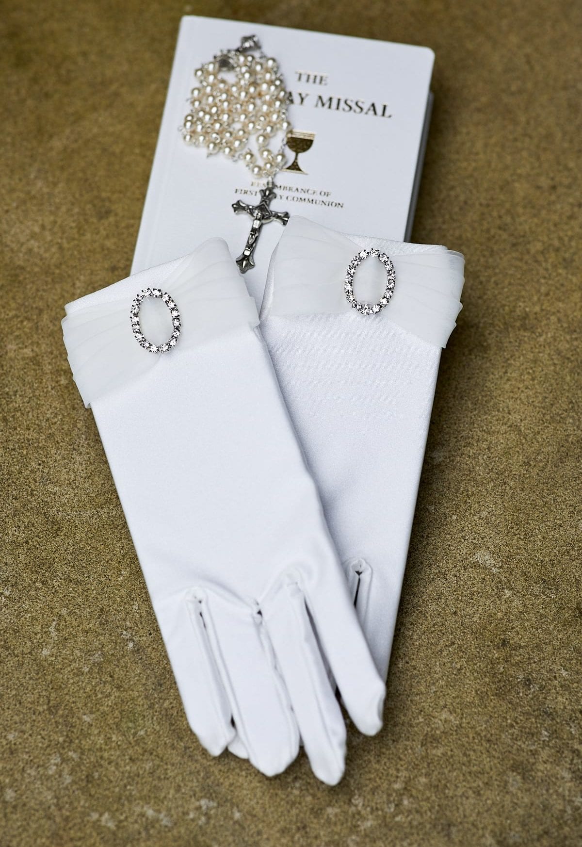 Abigail Communion Gloves